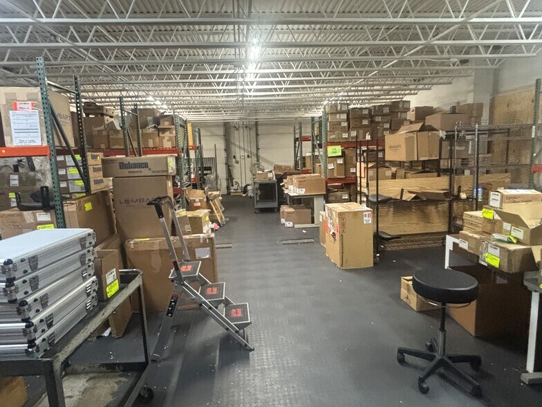 More Photos Of 5358 Robin Hood Rd, Norfolk Flex For Lease