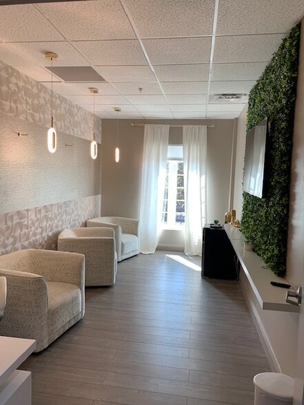 More Photos Of 2295 S Hiawassee Rd, Orlando Office For Lease