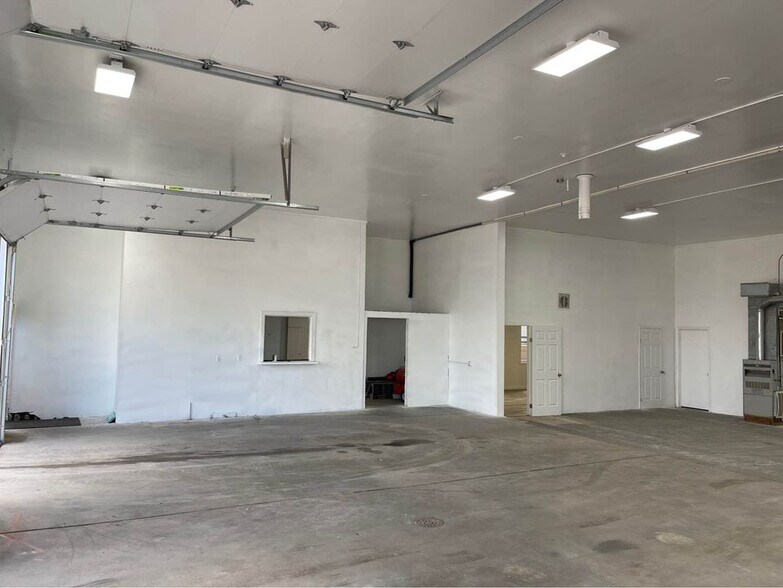 More Photos Of 210 Chestnut St, Sterling Showroom For Lease