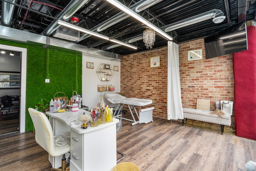 More Photos Of 3100 S Oak Park Ave, Berwyn Office For Sale