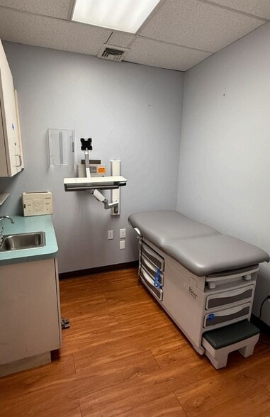 More Photos Of 248-02-248-22 Union Tpke, Bellerose Freestanding For Lease