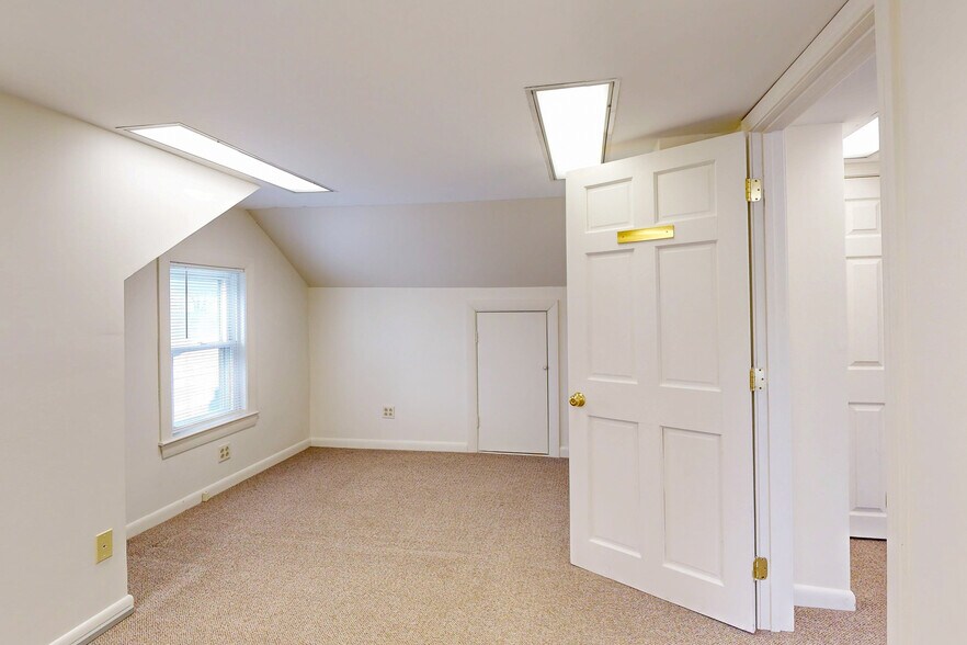 More Photos Of 17 Lark Ave, Saugus Office For Lease