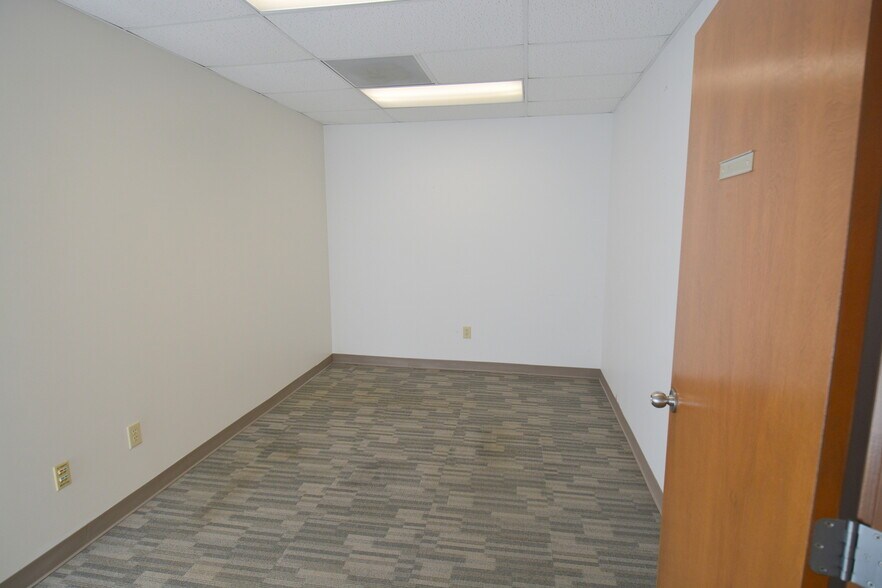 More Photos Of 651-691 Congress Park Dr, Washington Township Research And Development For Lease