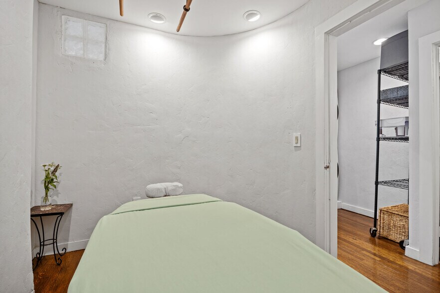 More Photos Of 182 Commercial St, Provincetown Storefront For Sale