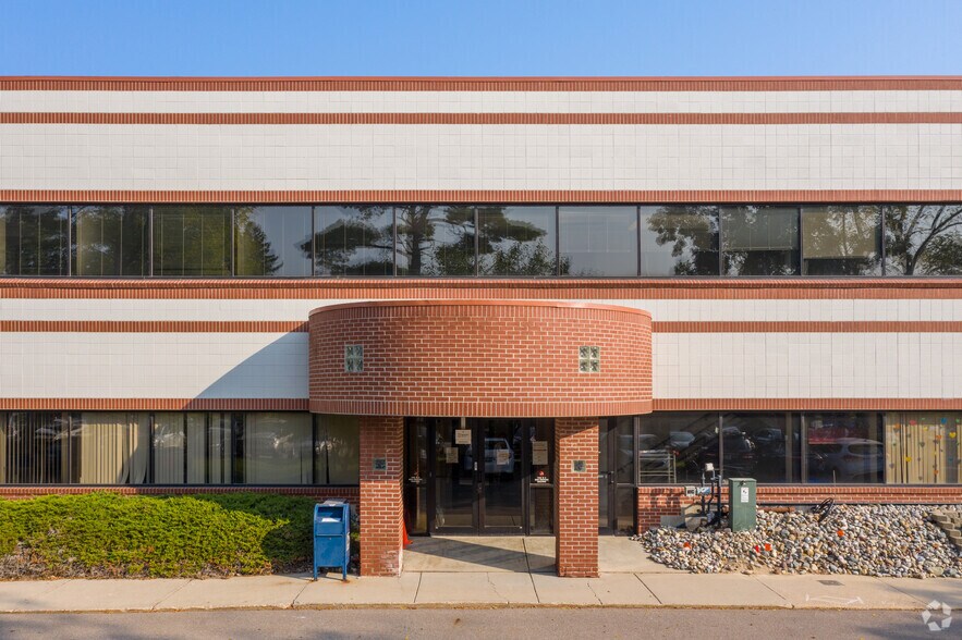 More Photos Of 4650 S Hagadorn Rd, East Lansing Medical For Lease
