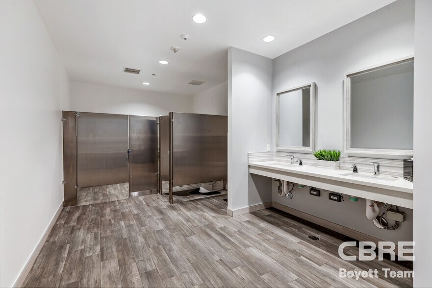 More Photos Of 26025 Mureau Rd, Calabasas Office For Sale