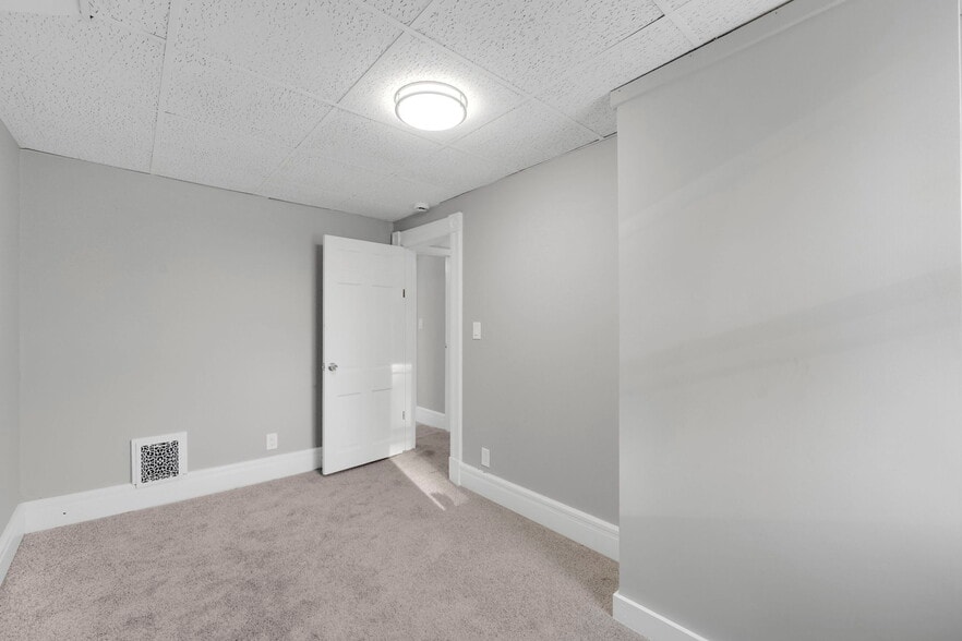 More Photos Of 142 Dickinson St, Springfield Flex For Sale