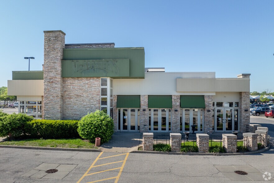 More Photos Of 663 Lake Cook Rd, Deerfield Restaurant For Sale