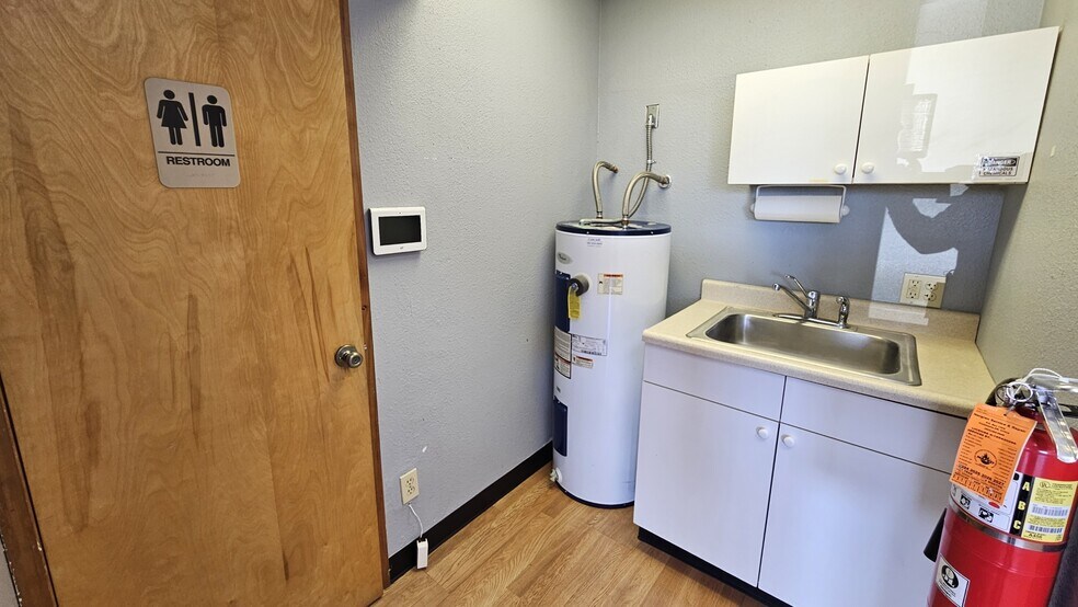 More Photos Of 3202-3210 Ocean Beach Hwy, Longview Unknown For Lease