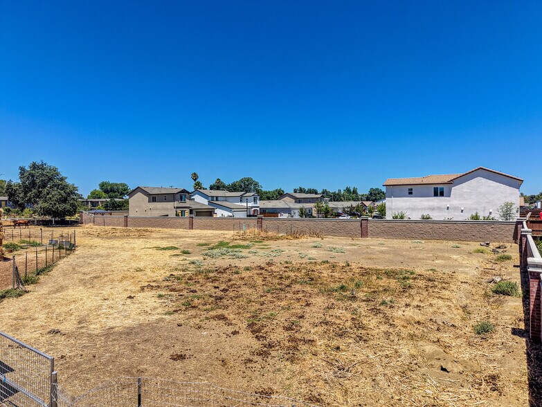 More Photos Of 19435 East St, Woodland Specialty For Sale