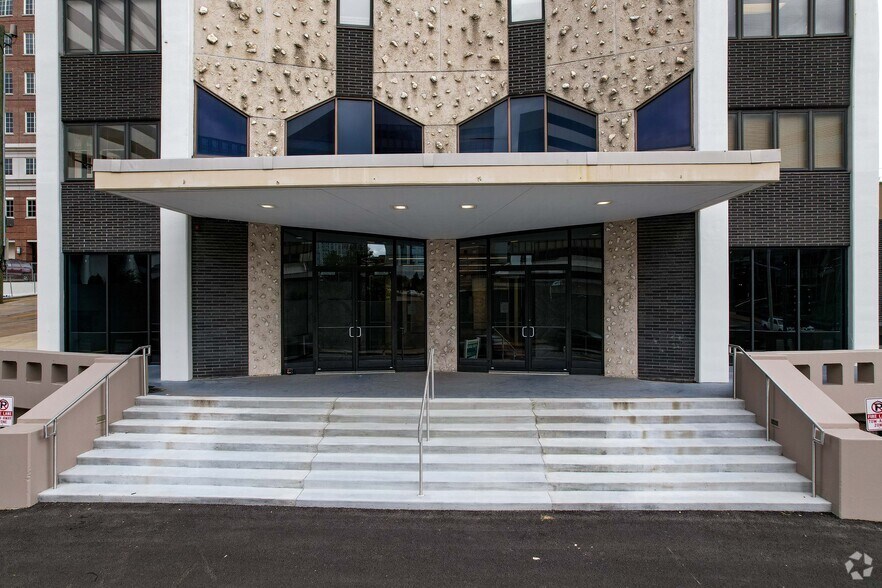 More Photos Of 200 S Hanley Rd, Clayton Office For Sale