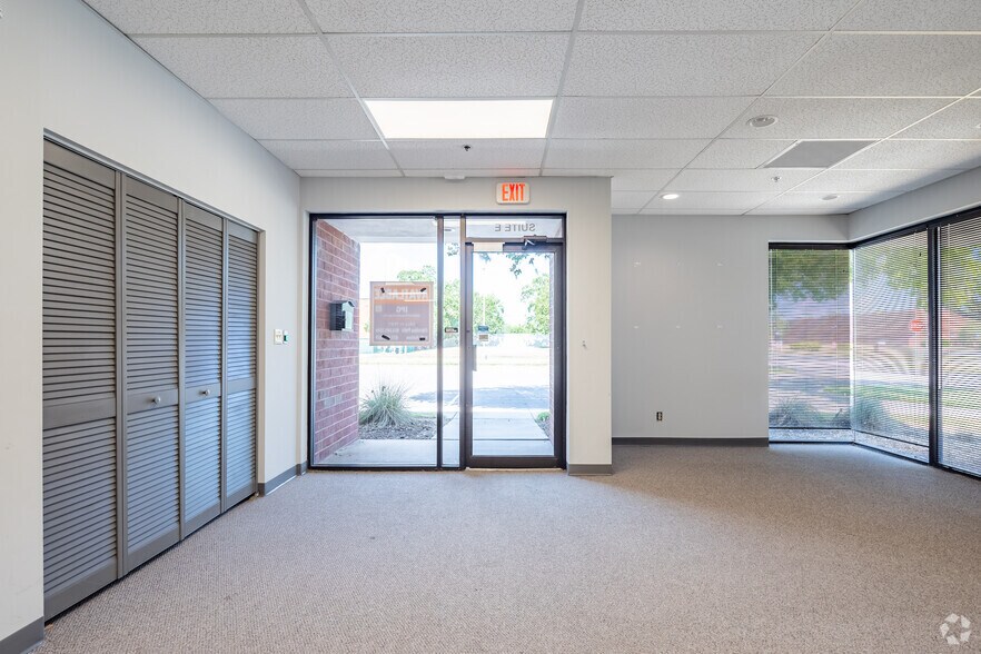 More Photos Of 5802 Breckenridge Pky, Tampa Light Distribution For Lease