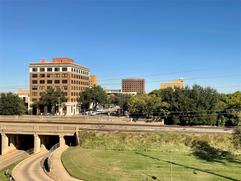 More Photos Of 901 S 1st St, Abilene Office For Lease