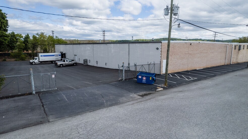 More Photos Of 300 N Sherman St, York Manufacturing For Lease
