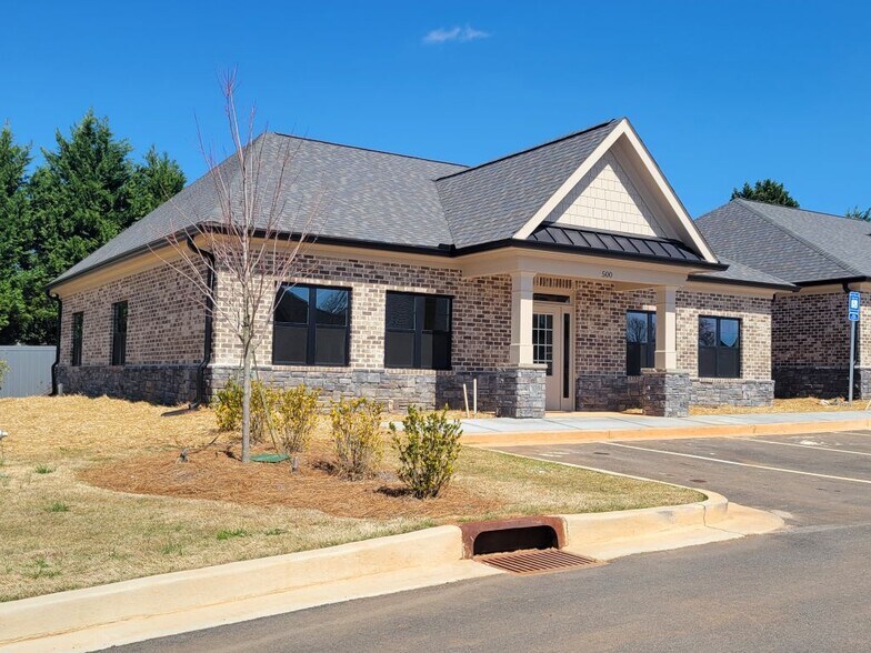 More Photos Of 1060 Garland Dr, Bogart Office For Lease