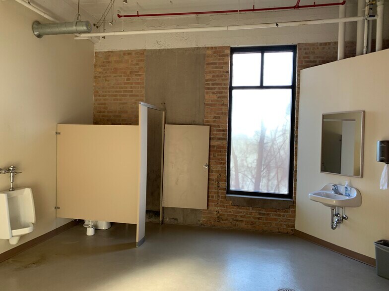 More Photos Of 1101 Mound Ave, Racine Warehouse For Lease