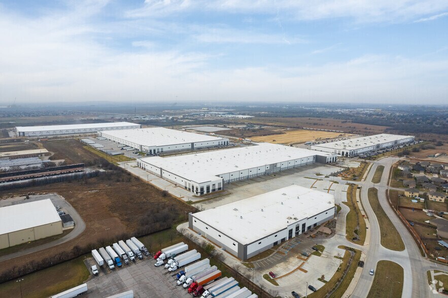 More Photos Of W Everman Pky @ Sycamore School Road, Fort Worth Unknown For Lease