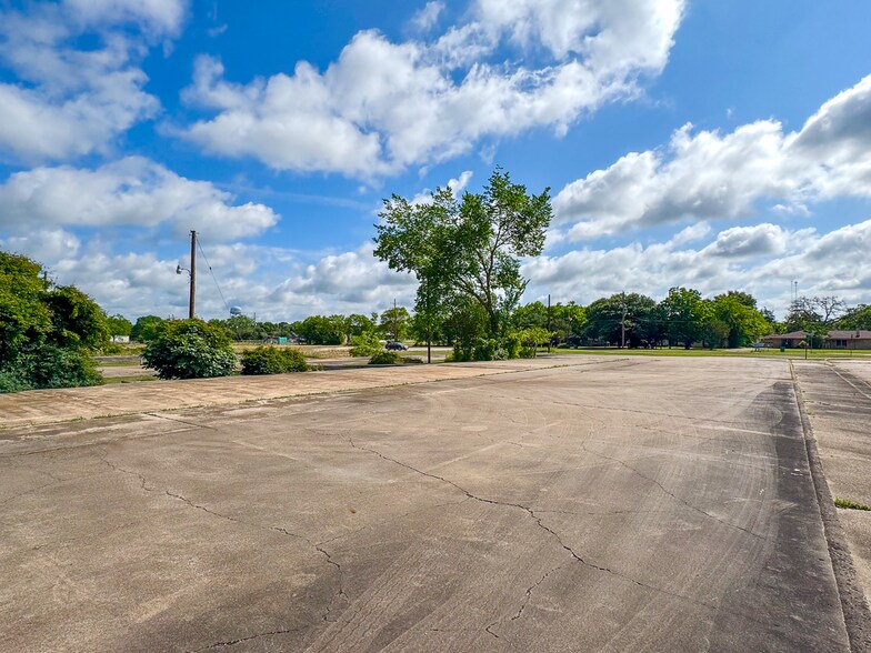 More Photos Of 300 W School St, Madisonville Light Distribution For Sale