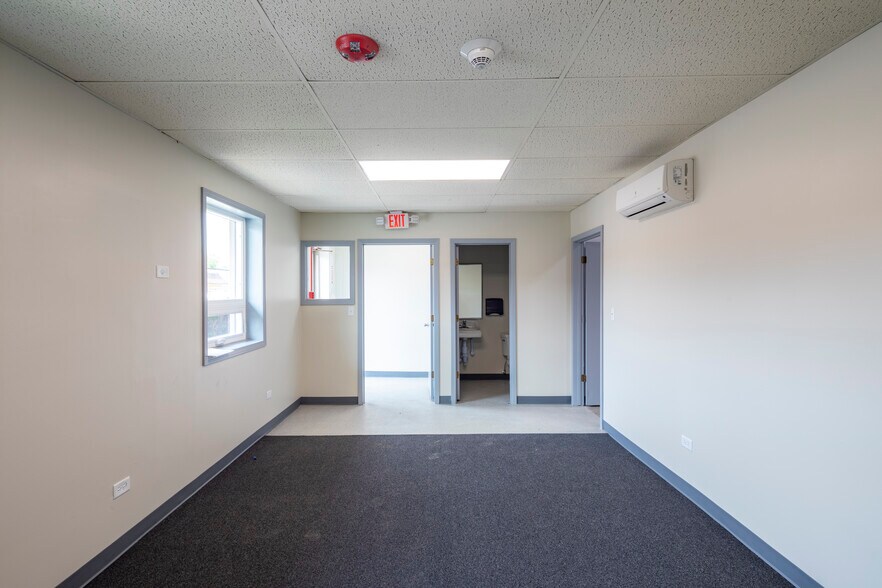 More Photos Of 1084 Industrial Dr, Bensenville Warehouse For Lease