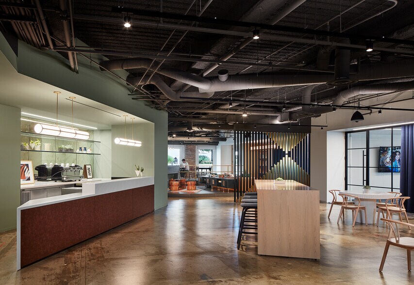 More Photos Of 130 E Randolph St, Chicago Office For Sale