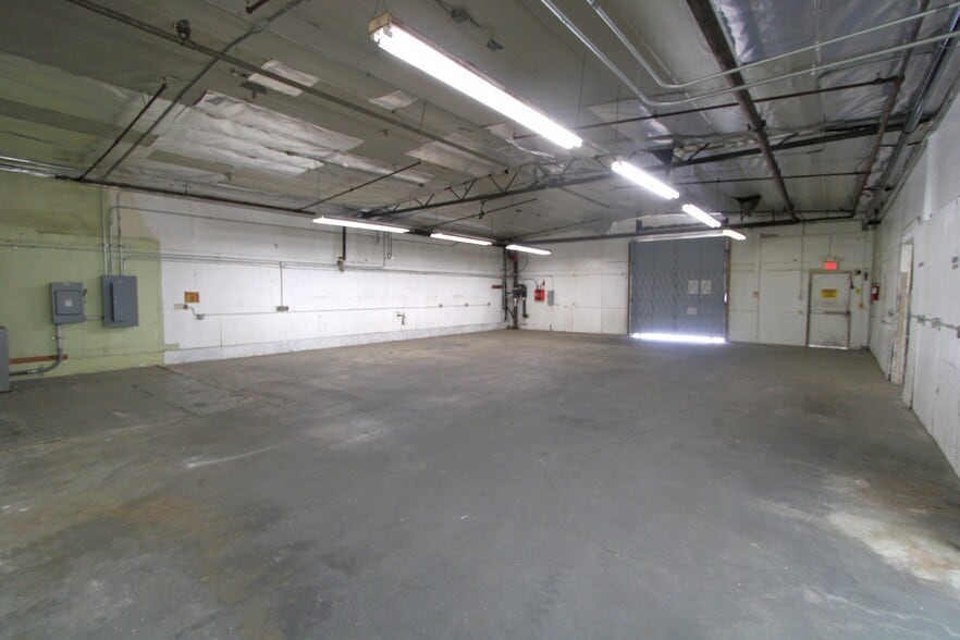 More Photos Of 133 - 135 E Maple Ave, Monrovia Warehouse For Lease