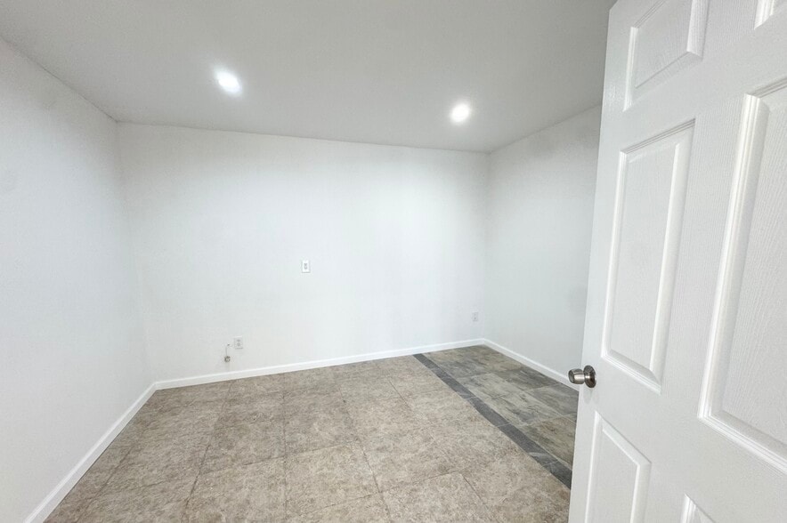 More Photos Of 3160 N 46th Ave, Saint Petersburg Warehouse For Sale