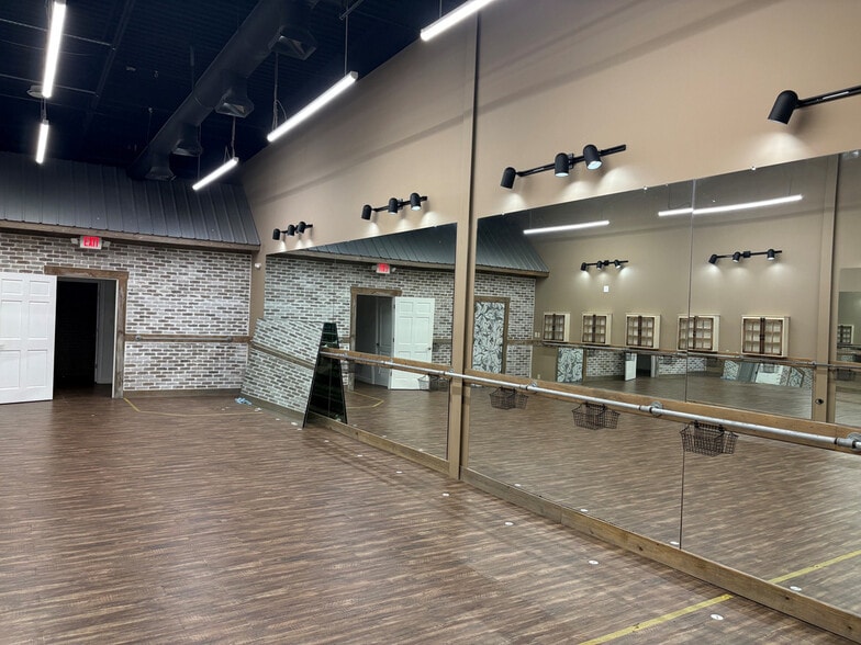 More Photos Of 410 Lightfoot Rd, Williamsburg Storefront Retail Office For Lease