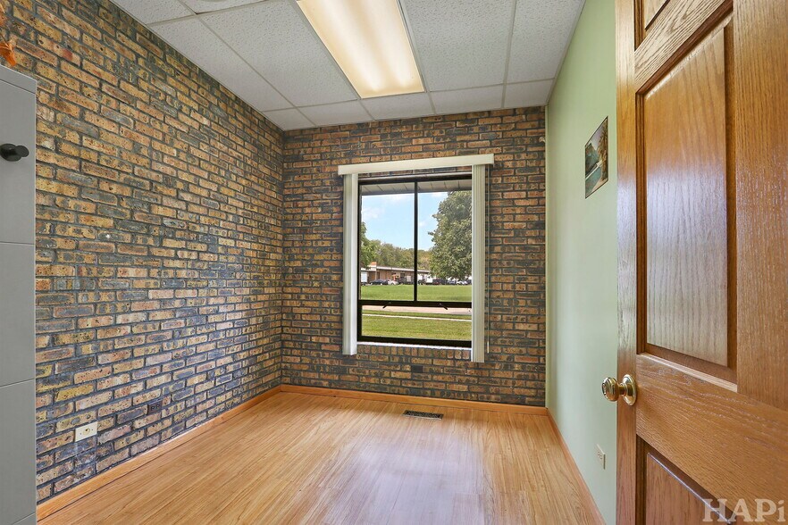 More Photos Of 1350 Chase St, Algonquin Manufacturing For Sale