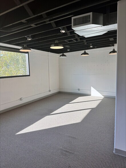 More Photos Of 7721 SE 13th Ave, Portland Storefront Retail Office For Lease