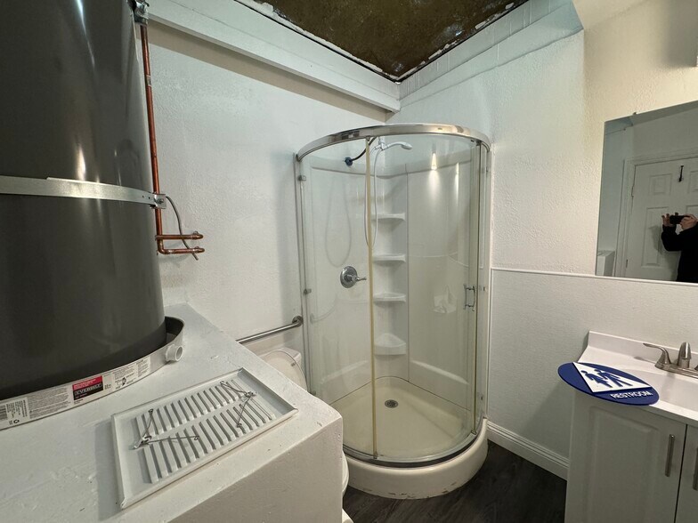 More Photos Of 3231 E 19th St, Signal Hill Warehouse For Lease