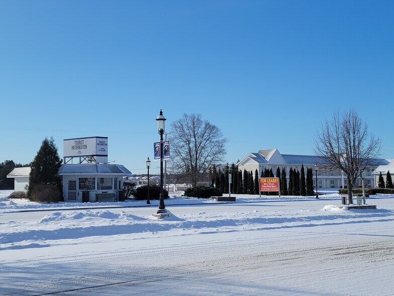 More Photos Of 217 E Central Ave, Mackinaw City Storefront For Lease