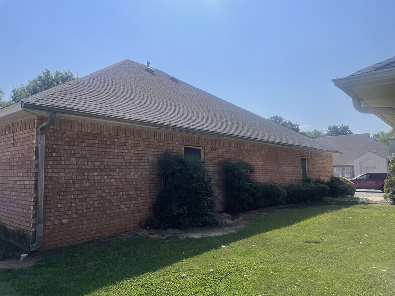More Photos Of 1105 Walnut Dr, Ardmore General Retail For Sale