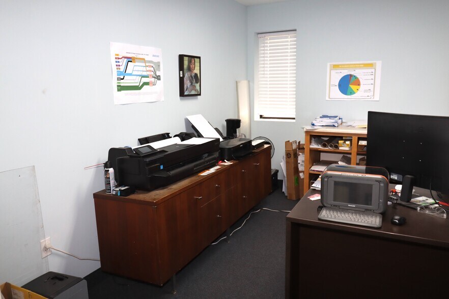 More Photos Of 2335 Columbia Hwy, Pulaski Office For Sale