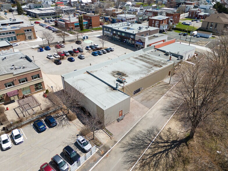 More Photos Of 200 Pl Du 21-Mars, Nicolet Department Store For Lease