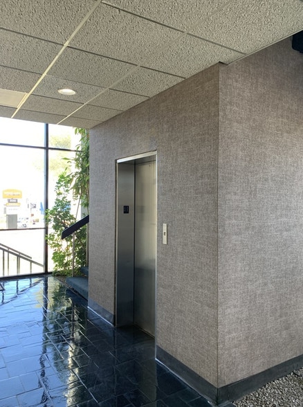 More Photos Of 444 Executive Center Blvd, El Paso Office For Lease