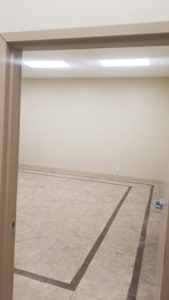 More Photos Of 7350 Reseda Blvd, Reseda Schools For Lease