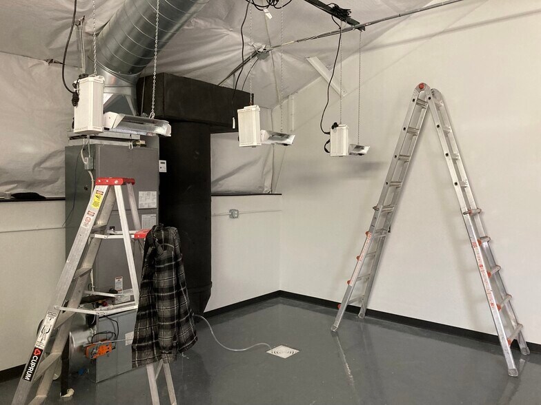 More Photos Of 258 E 5th St, Nederland Industrial For Sale