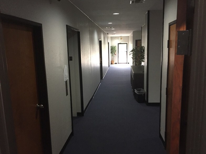 More Photos Of 337 Oaks Trl, Garland Office For Lease