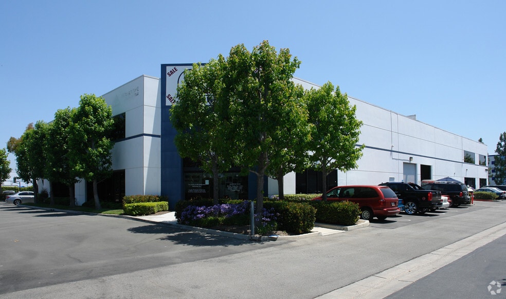 More Photos Of 15261 Connector Ln, Huntington Beach Manufacturing For Lease