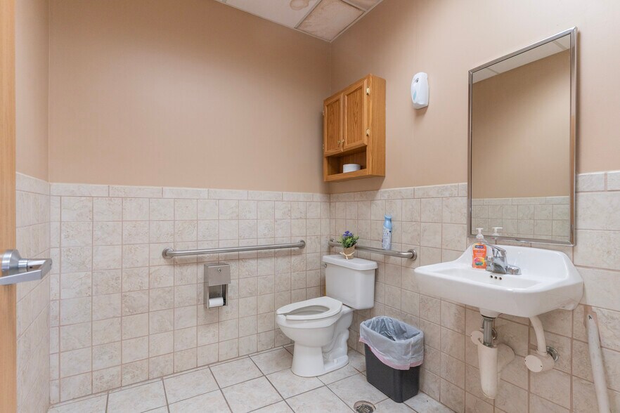 More Photos Of 1324-1328 SW Market St, Lee's Summit Warehouse For Lease