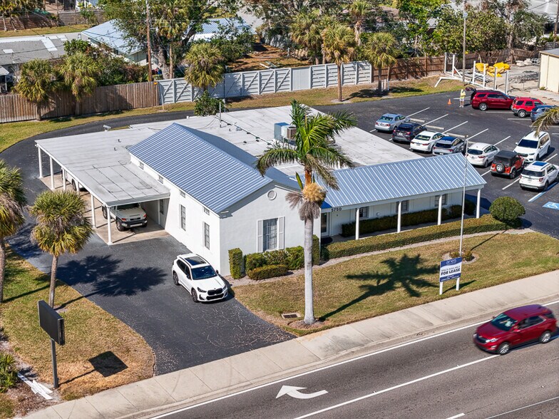 More Photos Of 5750 Swift Rd, Sarasota Freestanding For Lease