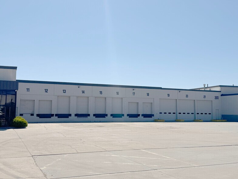 More Photos Of 3600 N Santa Fe St, Wichita Unknown For Lease
