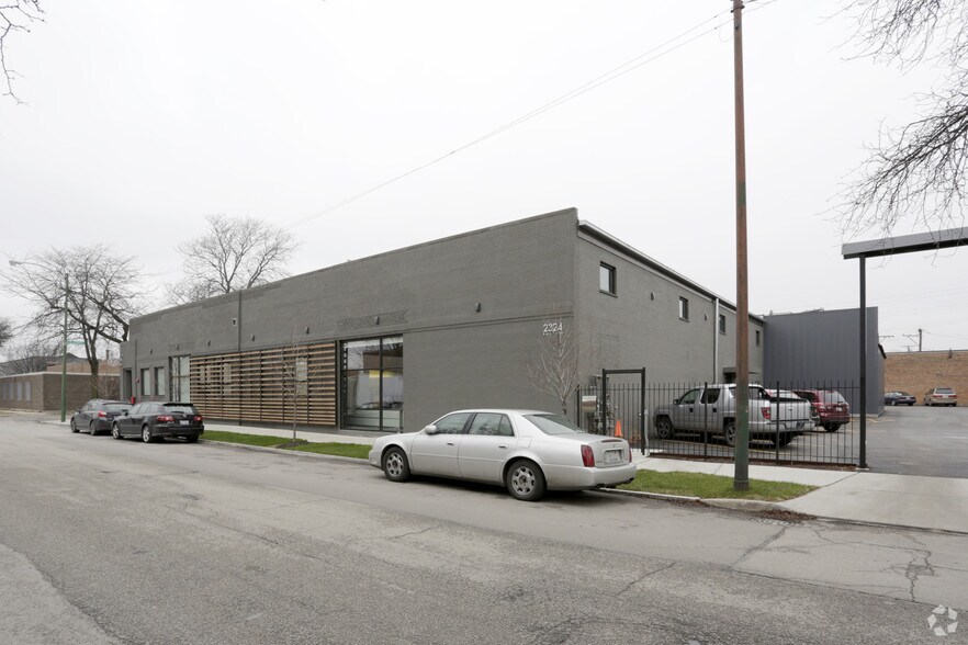 More Photos Of 2324 W Fulton St, Chicago Showroom For Sale