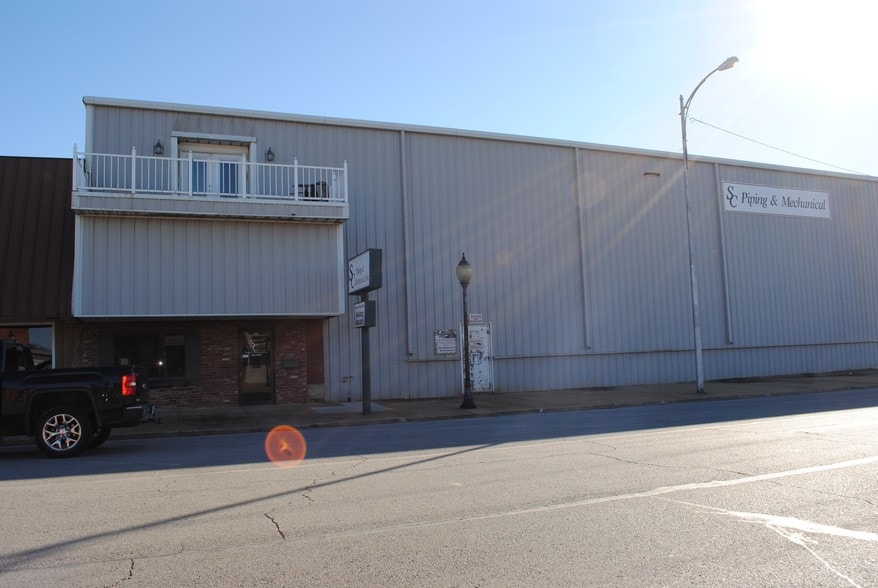 More Photos Of 223-227 S Main St, Wagoner Warehouse For Sale