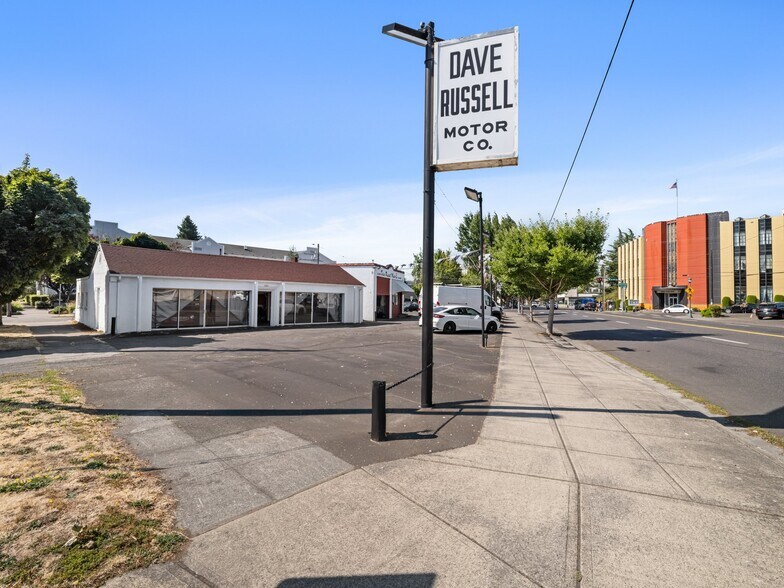 More Photos Of 1840 NE Sandy Blvd, Portland Auto Dealership For Sale