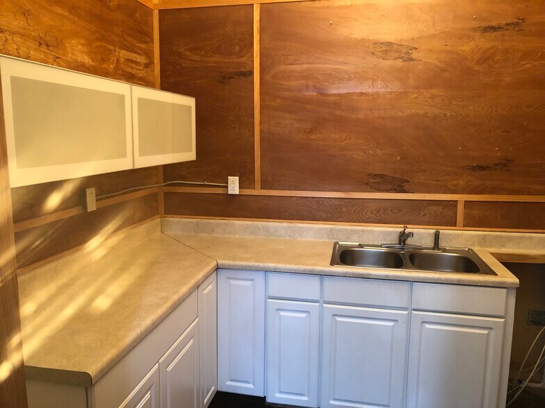 More Photos Of 1856 Belgrade Ave, Charleston Flex For Lease