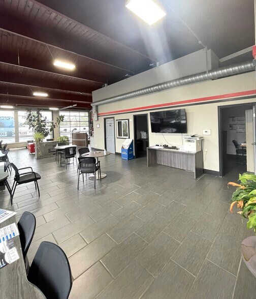 More Photos Of 16001 SE Mcloughlin Blvd, Milwaukie Auto Repair For Lease