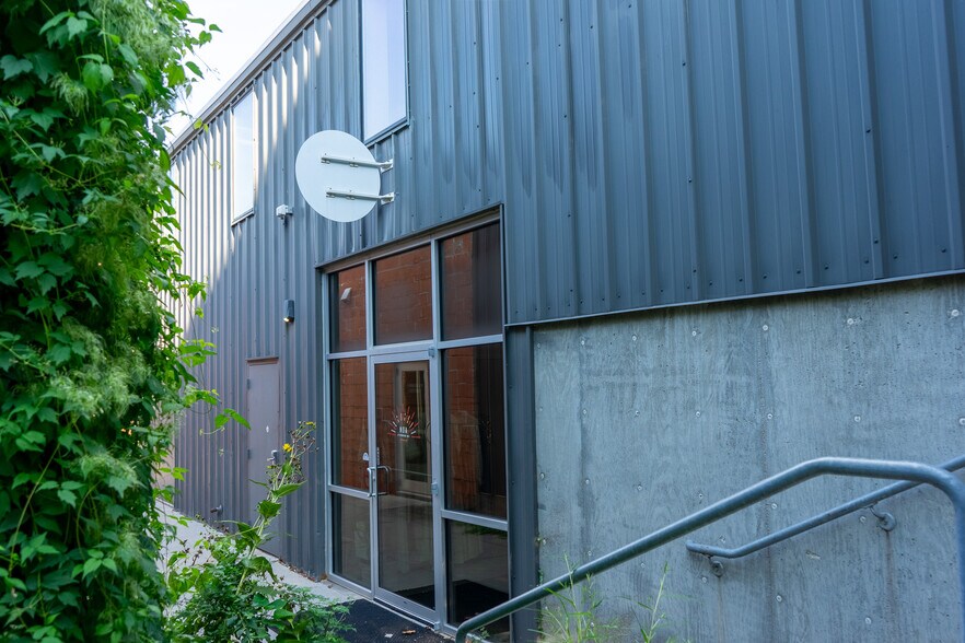 More Photos Of 1419 S 13th St, Omaha Storefront Retail Office For Lease