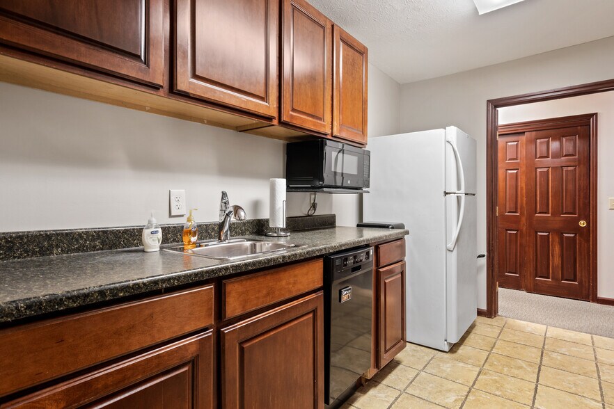 More Photos Of 830 E Franklin St, Centerville Medical For Sale