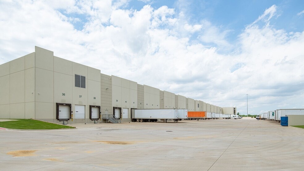 More Photos Of 2615 Gifford St, Grand Prairie Distribution For Lease